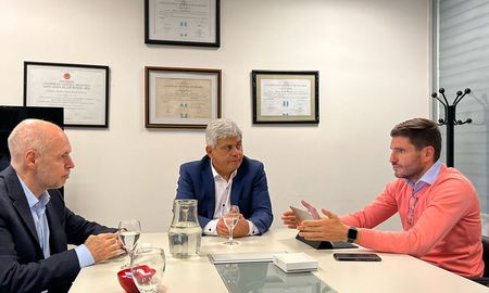 Este viernes se llevó a cabo una reunión en la ciudad de Rosario entre Jorge Baclini, el diputado provincial de la UCR, Maximiliano Pullaro y el diputado nacional de JxC, Gabriel Chumpitaz con el jefe de Gobierno porteño, Horacio Rodríguez Larreta. Este viernes se llevó a cabo una reunión en la ciudad de Rosario entre Jorge Baclini, el diputado provincial de la UCR, Maximiliano Pullaro y el diputado nacional de JxC, Gabriel Chumpitaz con el jefe de Gobierno porteño, Horacio Rodríguez Larreta.