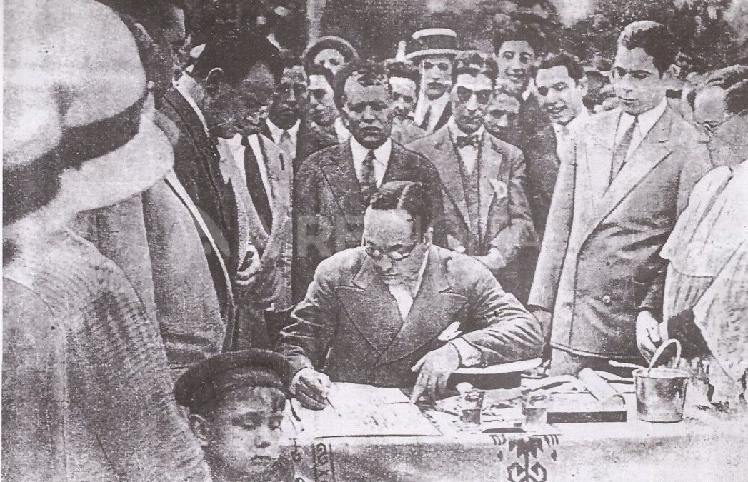 El presidente de Unión Francisco Anello firma el acta del día que se colocó la piedra fundamental del estadio de la Avenida López y Planes.