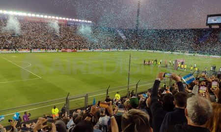 La Selección Argentina enfrenta a Brasil por las Eliminatorias Sudamericanas y el público argentino agotó las entradas para ver el encuentro en el Estadio Bicentenario de San Juan. La Selección Argentina enfrenta a Brasil por las Eliminatorias Sudamericanas y el público argentino agotó las entradas para ver el encuentro en el Estadio Bicentenario de San Juan.