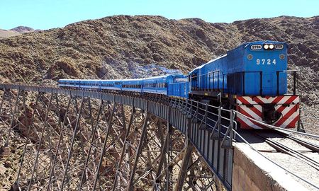El Tren a las Nubes es un servicio ferroviario turístico argentino que une San Antonio de los Cobres con el viaducto La Polvorilla, sobre la Cordillera de los Andes, a más de 4220 msnm. El Tren a las Nubes es un servicio ferroviario turístico argentino que une San Antonio de los Cobres con el viaducto La Polvorilla, sobre la Cordillera de los Andes, a más de 4220 msnm.