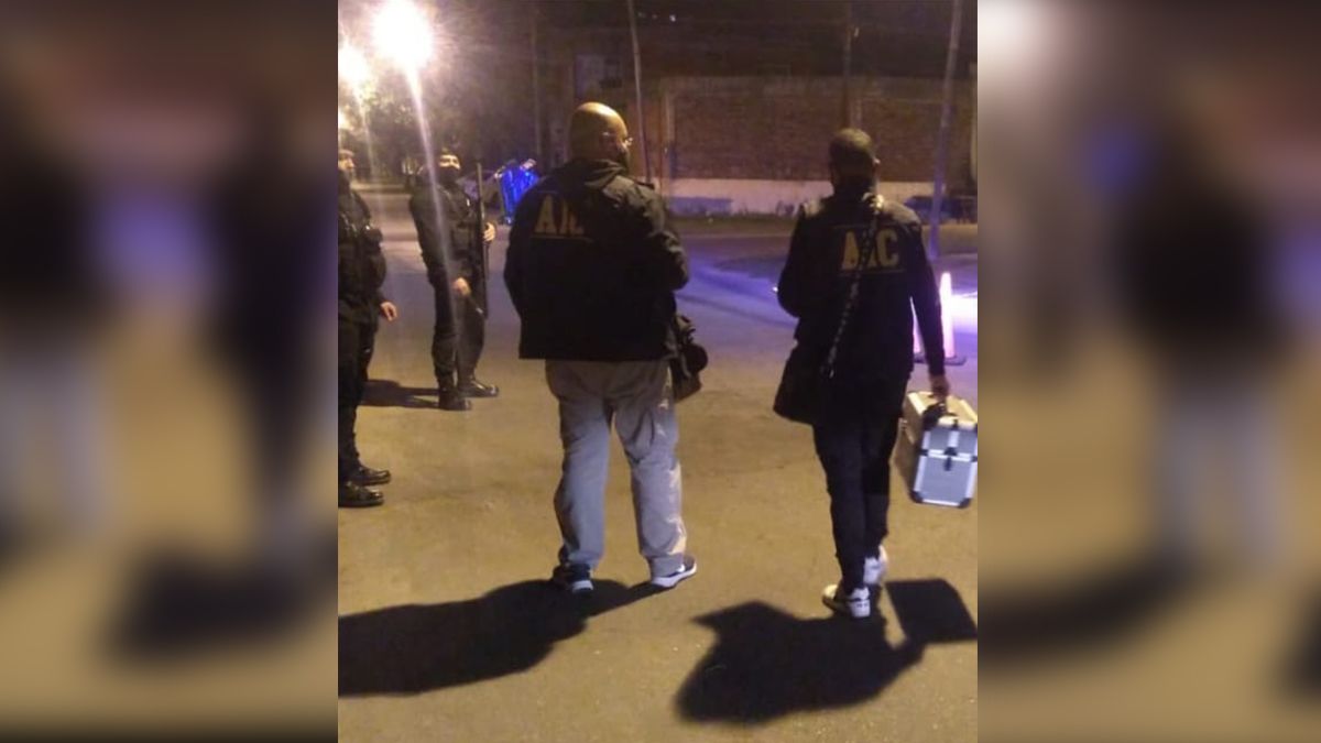 Los peritos de la Agencia de Investigación Criminal constataron los daños en el móvil policial | Imagen ilustrativa