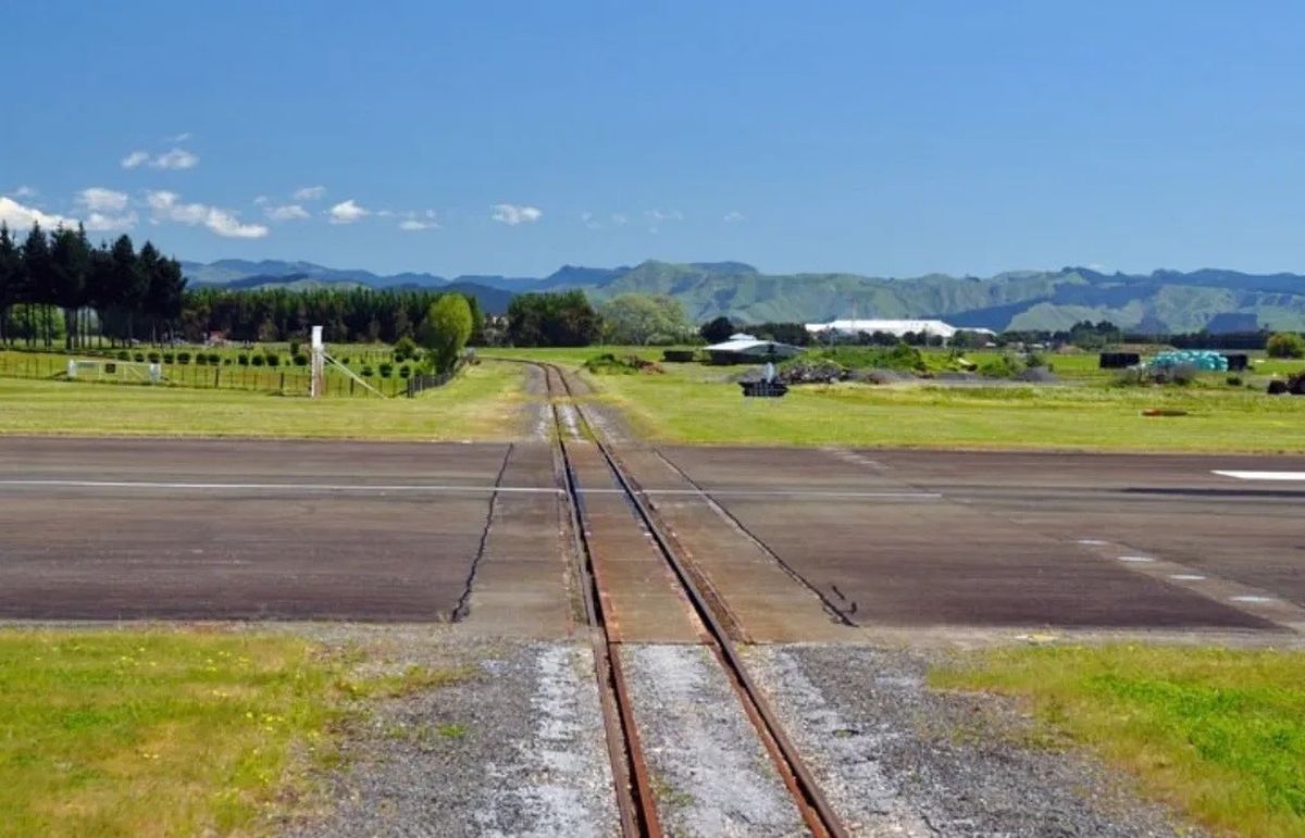 La vía férrea, completamente operativa y que se utiliza para trasladar pasajeros y mercaderías desde Gisborne hacia el resto de la isla, atraviesa la pista 14R/32L, de 1310 metros de extensión por 45 de ancho. La vía férrea, completamente operativa y que se utiliza para trasladar pasajeros y mercaderías desde Gisborne hacia el resto de la isla, atraviesa la pista 14R/32L, de 1310 metros de extensión por 45 de ancho.