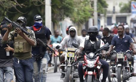 A finales de diciembre, grupos de ciudadanos y miembros de bandas armadas de Gonaïves, la tercera ciudad más grande de Haití, expresaron de forma violenta su oposición a la llegada del mandatario. A finales de diciembre, grupos de ciudadanos y miembros de bandas armadas de Gonaïves, la tercera ciudad más grande de Haití, expresaron de forma violenta su oposición a la llegada del mandatario.