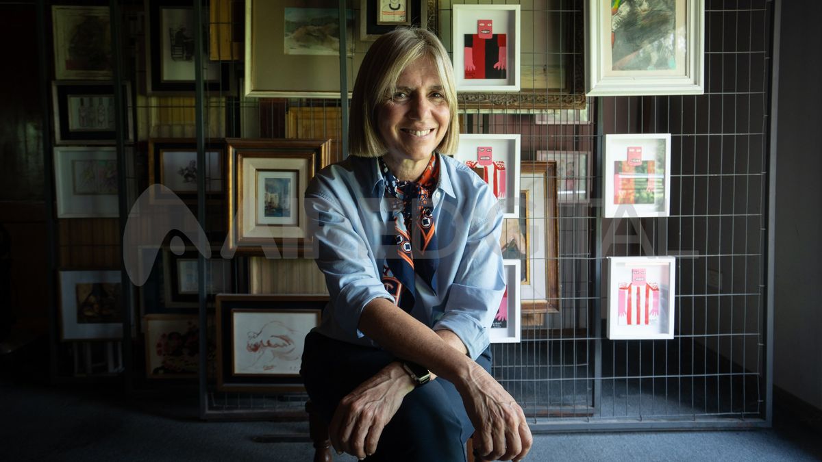 Pisca da un taller en su casa para niños del barrio y con ellos se divierte. Pisca da un taller en su casa para niños del barrio y con ellos se divierte.