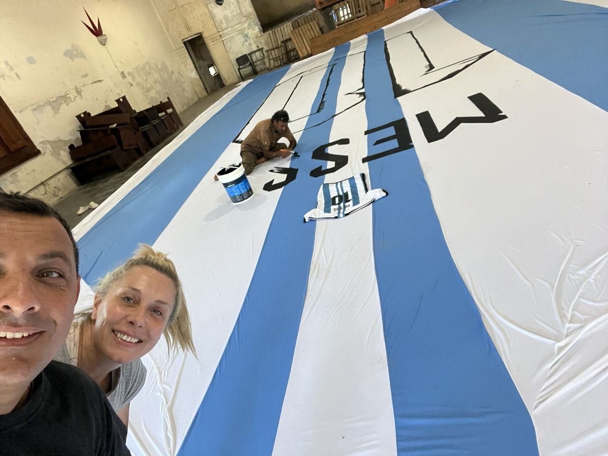 La alegría de la gente de Serodino con la descomunal réplica de la camiseta de Lionel Messi.