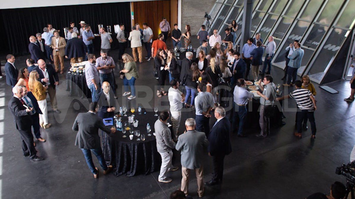 El evento tiene lugar en el auditorio del Museo de la Constitución de la capital provincial (1° de Mayo y avenida de la Constitución) y se divide en tres paneles.
