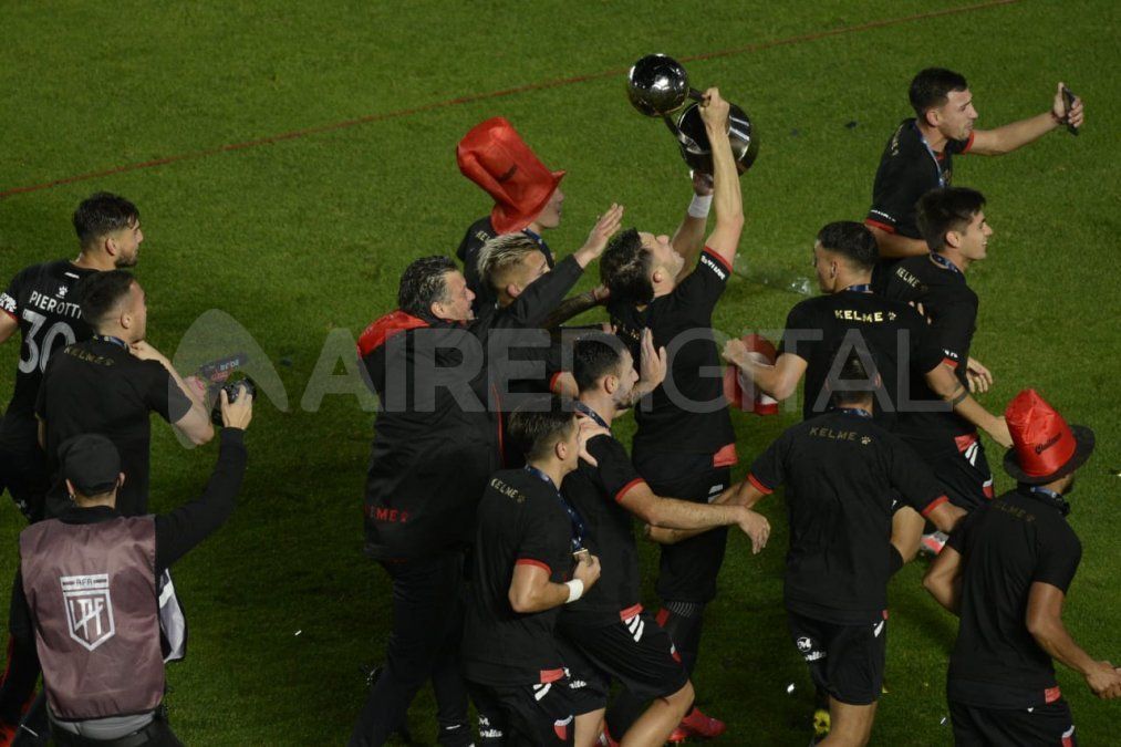 Colón es campeón. Ya no es una simple frase o deseo, es una realidad. El Sabalero venció a Racing y se coronó en la Copa de la Liga.