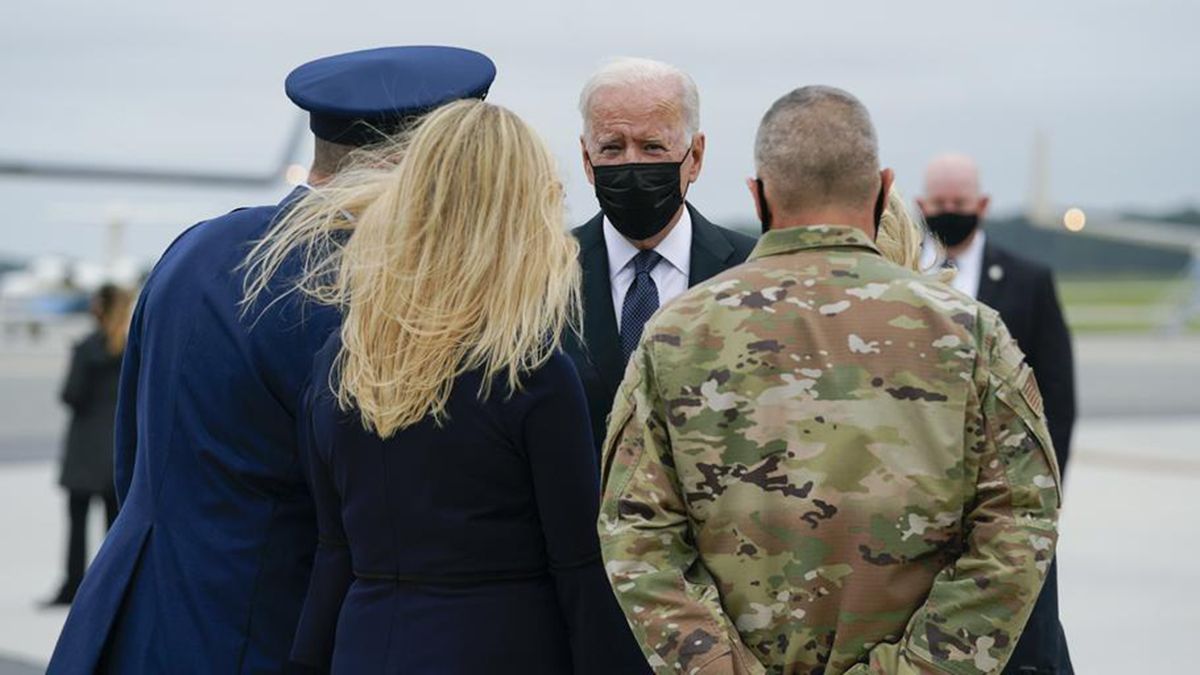 Biden y los familiares de los soldados asesinados por el Estado Islámico.