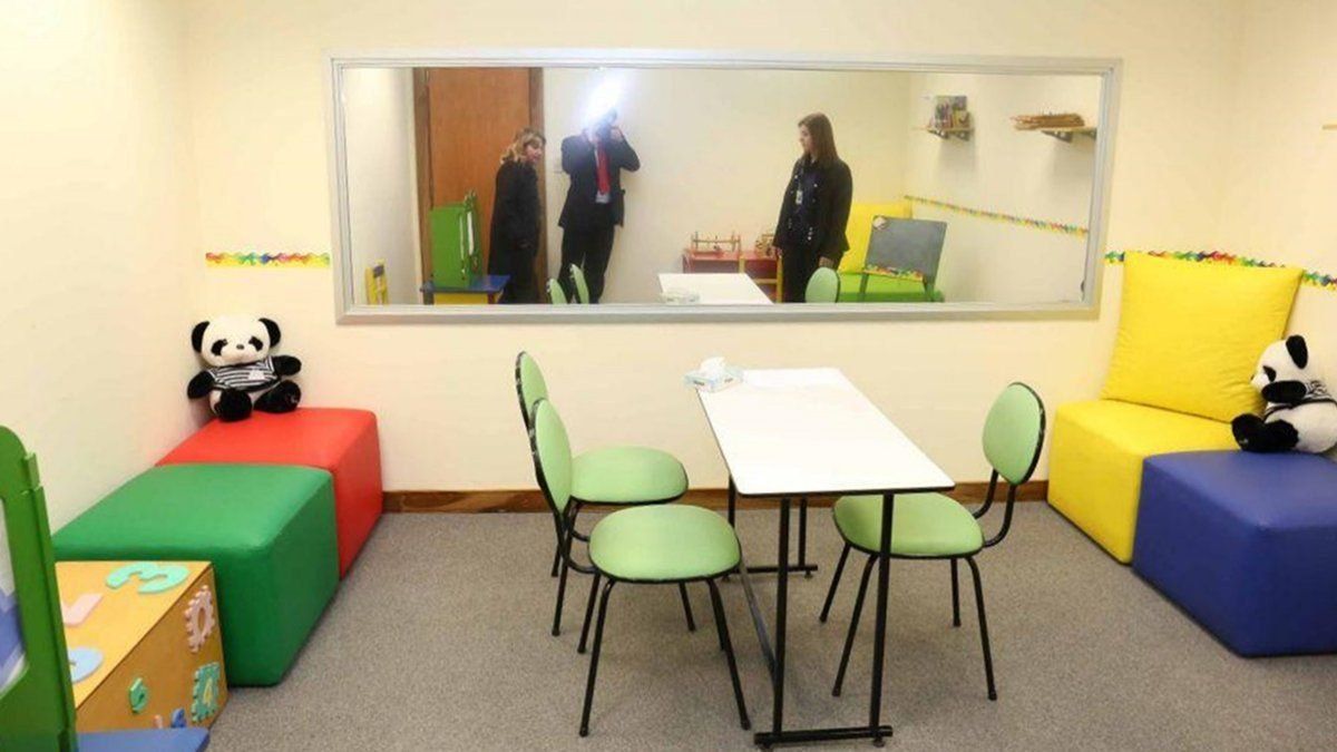 El caso del docente del Ceferino Namuncurá puso en tema de debate sobre quien debe realizar las entrevistas a menores víctimas de abuso sexual.