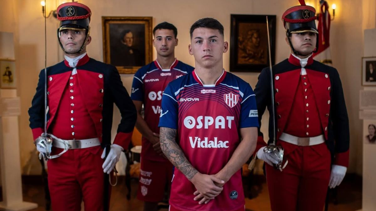 La camiseta de Uni&oacute;n fue presentada durante la noche del domingo.