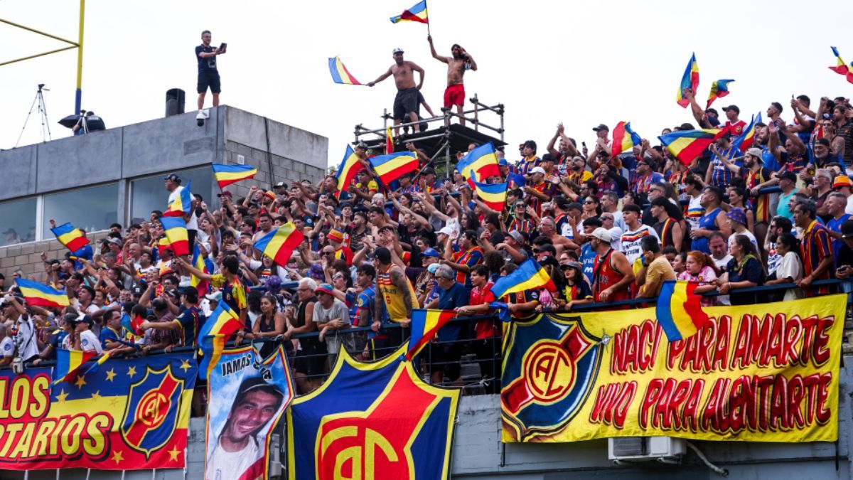 La hinchada de Colegiales de Bueno Aires. La hinchada de Colegiales de Bueno Aires.