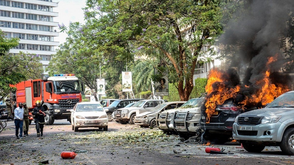 Dos explosiones sacudieron hoy a Kampala