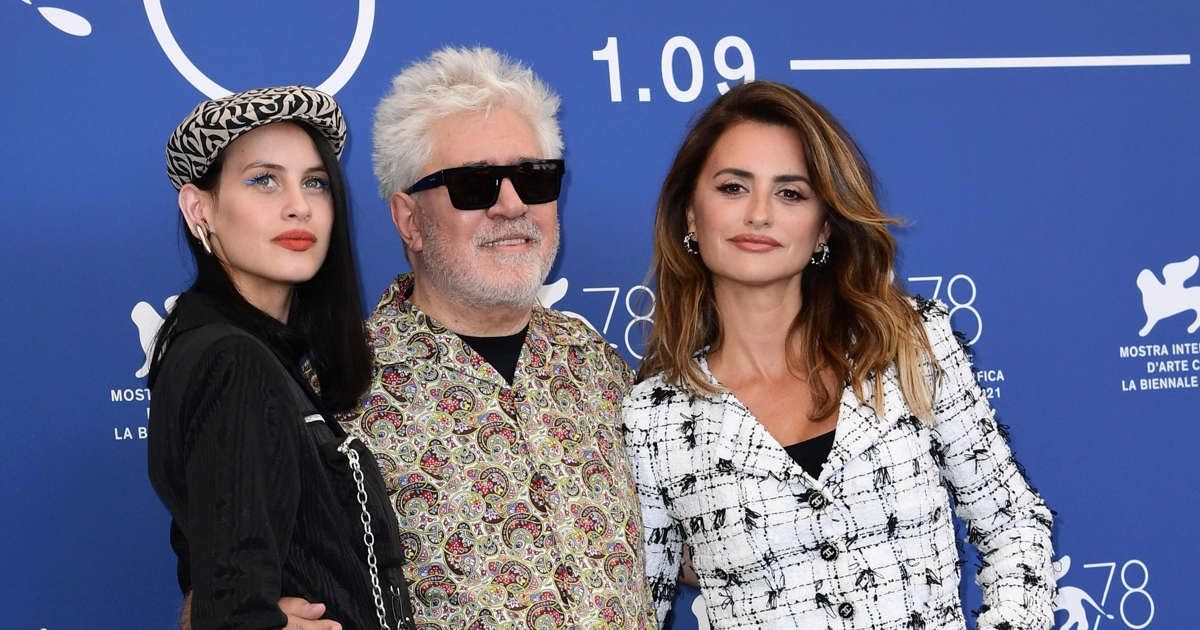 El cineasta Pedro Almodóvar junto a las actrices Milena Smit y Penélope Cruz posan para una sesión de fotos durante el estreno de la cinta ‘Madres Paralelas’ en la jornada inaugural de la 78ª. Edición del Festival de Cine de Venecia, el 1 de septiembre de 2021. Foto Afp