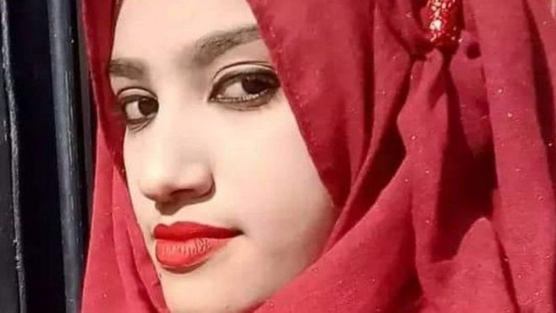 Denunció por violación al director de su escuela y la quemaron viva