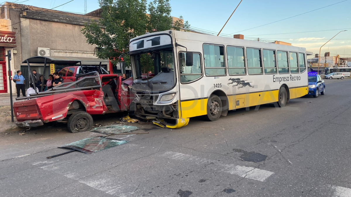 El conductor de la camionte perdió el control del vehículo e impactó de lleno contra el colectivo. No hubo que lamentar heridos graves.