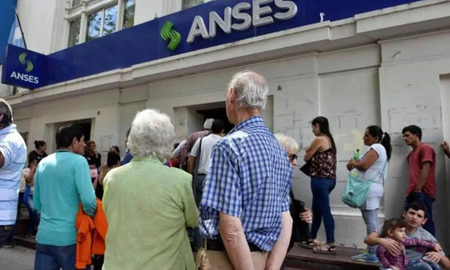En el primer trimestre de 2024, los jubilados que no cobran la mínima registraron una pérdida de poder adquisitivo del 41,7% respecto al mismo periodo de 2023. En el primer trimestre de 2024, los jubilados que no cobran la mínima registraron una pérdida de poder adquisitivo del 41,7% respecto al mismo periodo de 2023.