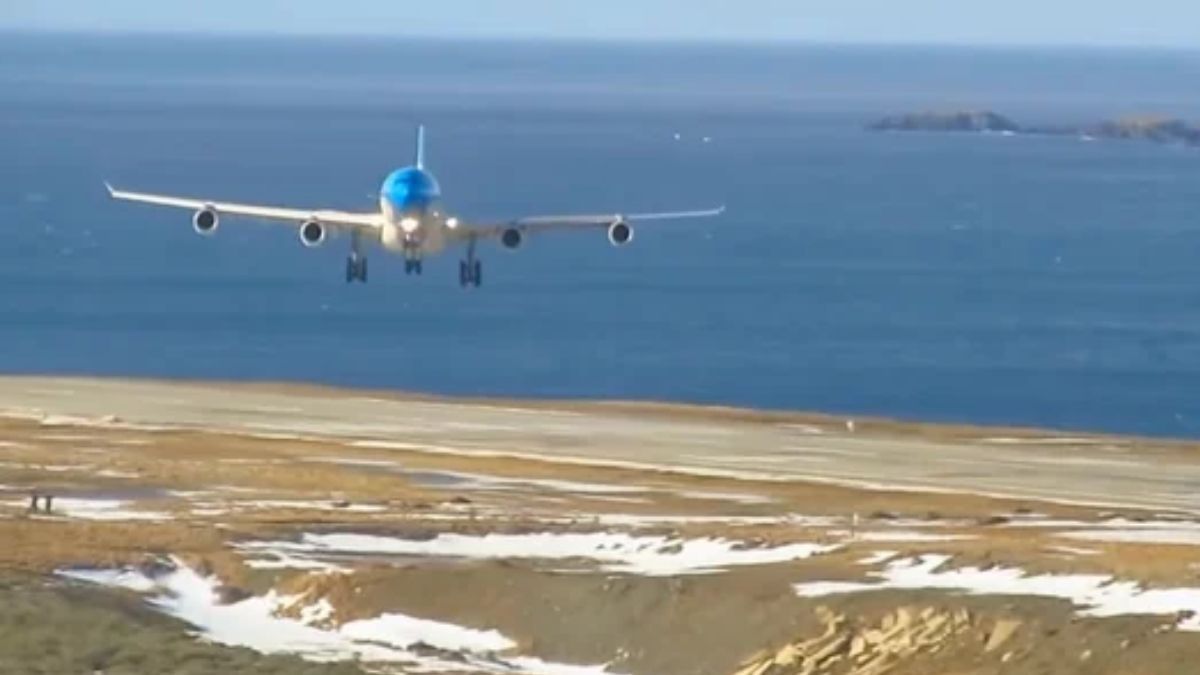 Aterrizar por la Pista 07 es una maniobra visual que solo se permite bajo condiciones ideales de visibilidad y viento.