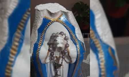 La figura fue hallada por los vecinos de barrio Mariano Comas a pocos metros de la ermita que se encuentra sobre Pedro Vittori y Domingo Silva La figura fue hallada por los vecinos de barrio Mariano Comas a pocos metros de la ermita que se encuentra sobre Pedro Vittori y Domingo Silva