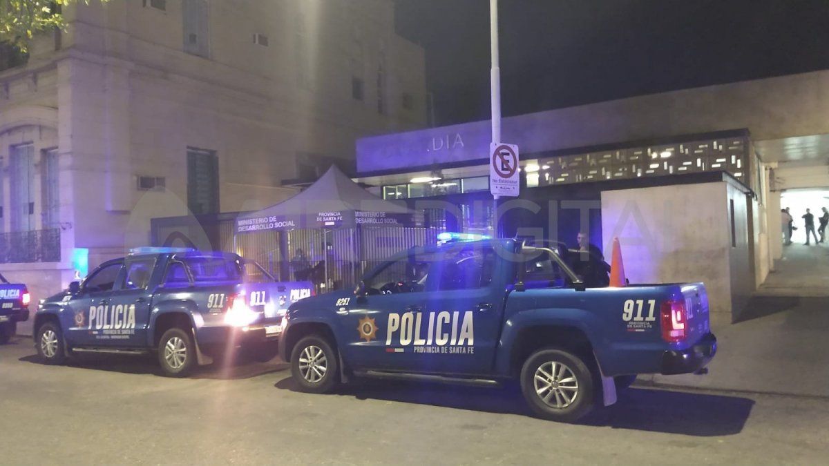 Dos policías fueron heridos de arma de fuego en un enfrentamiento entre las fuerzas y algunos hinchas sabaleros en el ingreso por la puerta 7 sobre calle Libertad. 