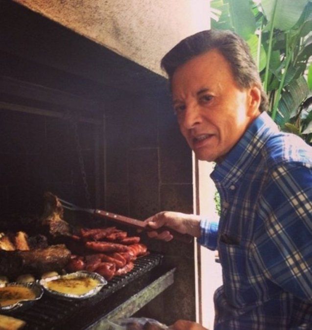Una foto de 2014 de Palito Ortega asando. 