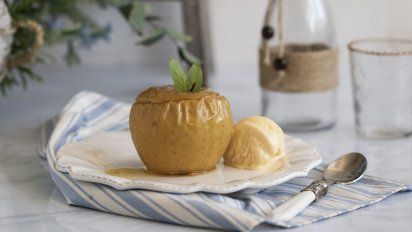 Cómo hacer manzanas asadas al horno con helado y nueces