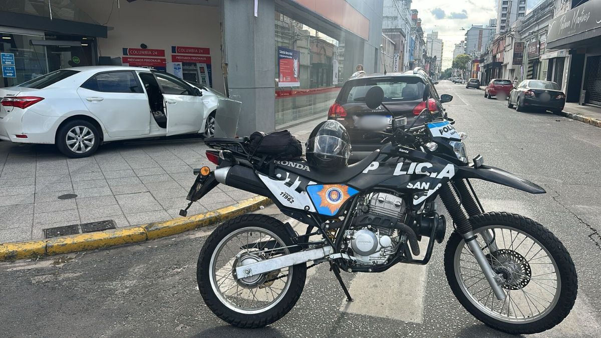 El vehículo chocó contra un banco del centro de Santa Fe. El vehículo chocó contra un banco del centro de Santa Fe.