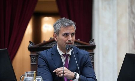 El presidente de la Cámara de Diputados defendió al jefe de Gabinete frente a las denuncias por enriquecimiento ilícito, en tanto que apuntó contra la oposición por “generar desánimo” y por querer “llevar al Gobierno al barro”.
