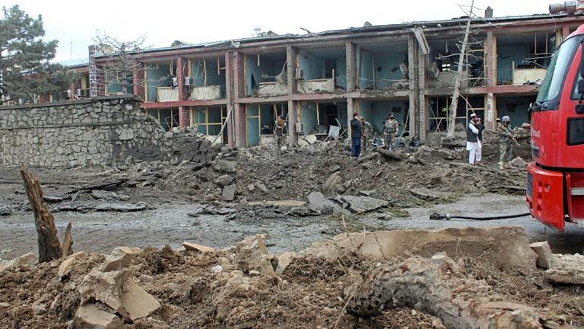 &nbsp; Personal de seguridad inspecciona los da&ntilde;os del ataque con un cami&oacute;n bomba a la base militar de Gardez