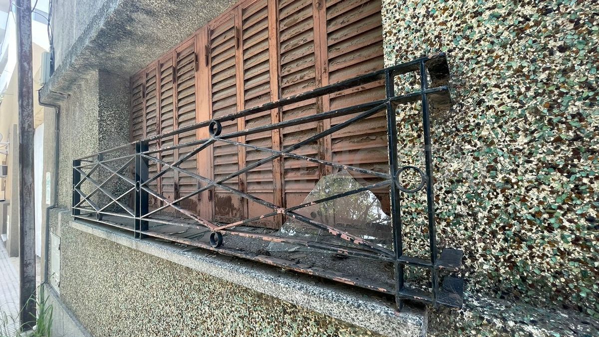 Los ladrones ingresaron por la ventana. Los ladrones ingresaron por la ventana.