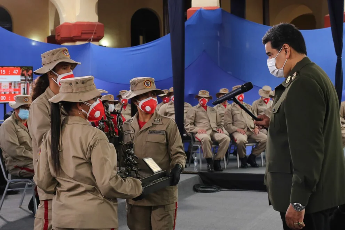 Nicol&aacute;s Maduro en un evento con miembros de la Milicia Bolivariana.