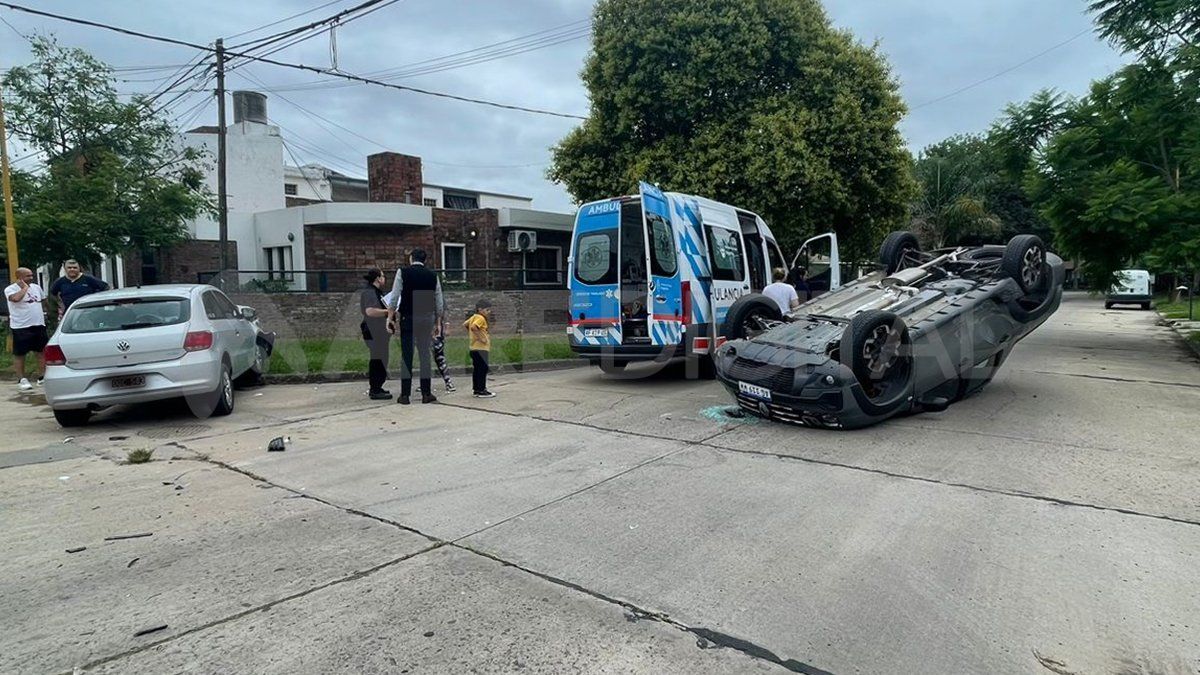 Uno de los vehículos se dio vuelta tras el fuerte impacto.&nbsp;