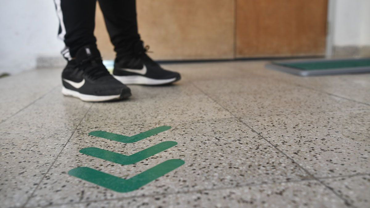 El ingreso y egreso de las salitas está debidamente señalizado. 