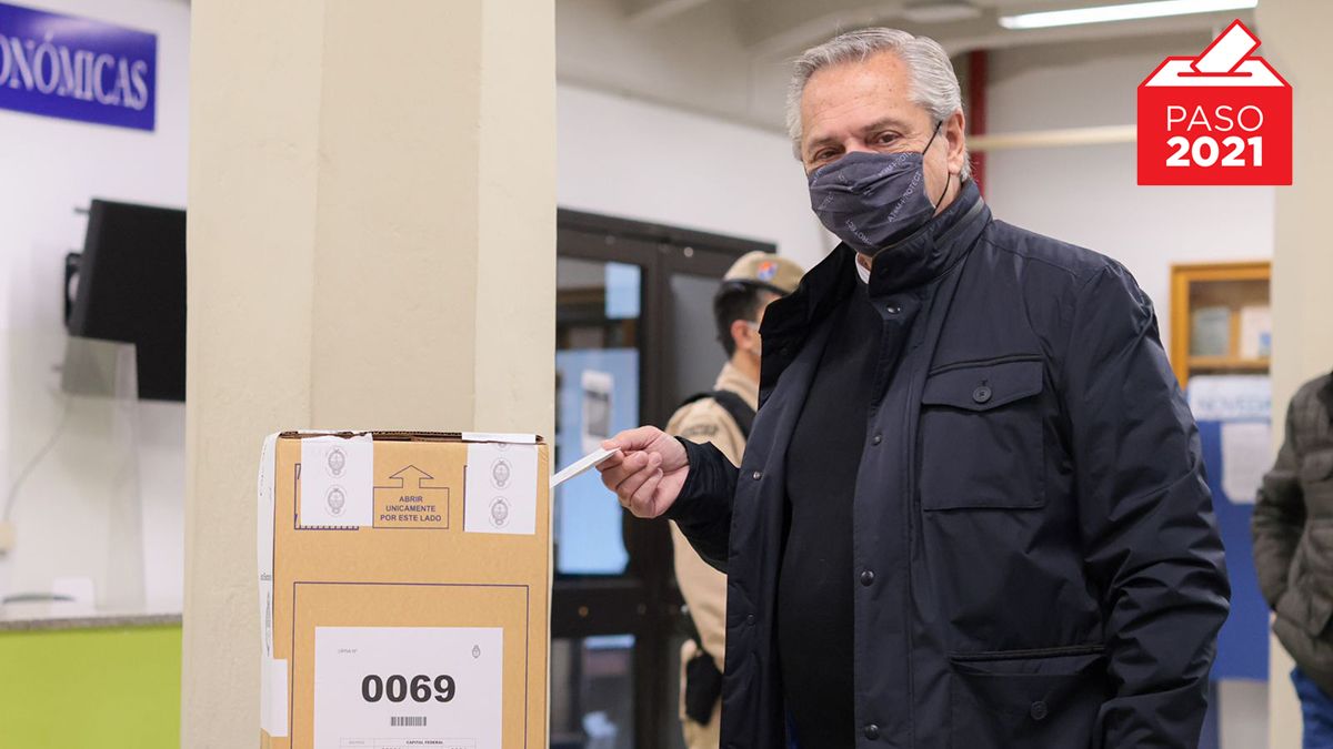 El presidente emitió su voto en la sede de la Universidad Católica Argentina (UCA) en el barrio porteño de Puerto Madero.