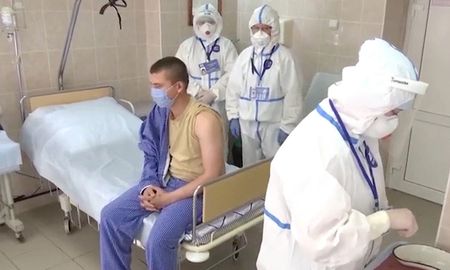 Voluntarios reciben una vacuna experimental contra el covid-19 en el hospital militar Burdenko de Moscú / Imagen ilustrativa Ministerio de Defensa de Rusia / Sputnik Voluntarios reciben una vacuna experimental contra el covid-19 en el hospital militar Burdenko de Moscú / Imagen ilustrativa Ministerio de Defensa de Rusia / Sputnik