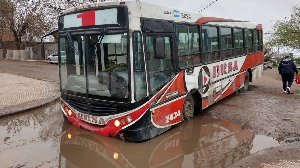 En el barrio Acería donde se realiza la obra de Berutti quedó trabado un colectivo en un pozo.
