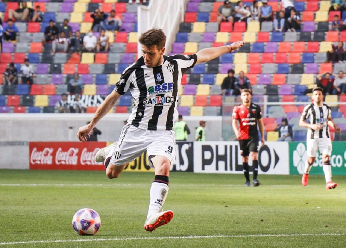 Claudio Riaño jugó en Unión, Central Córdoba y Talleres de Córdoba. Claudio Riaño jugó en Unión, Central Córdoba y Talleres de Córdoba.