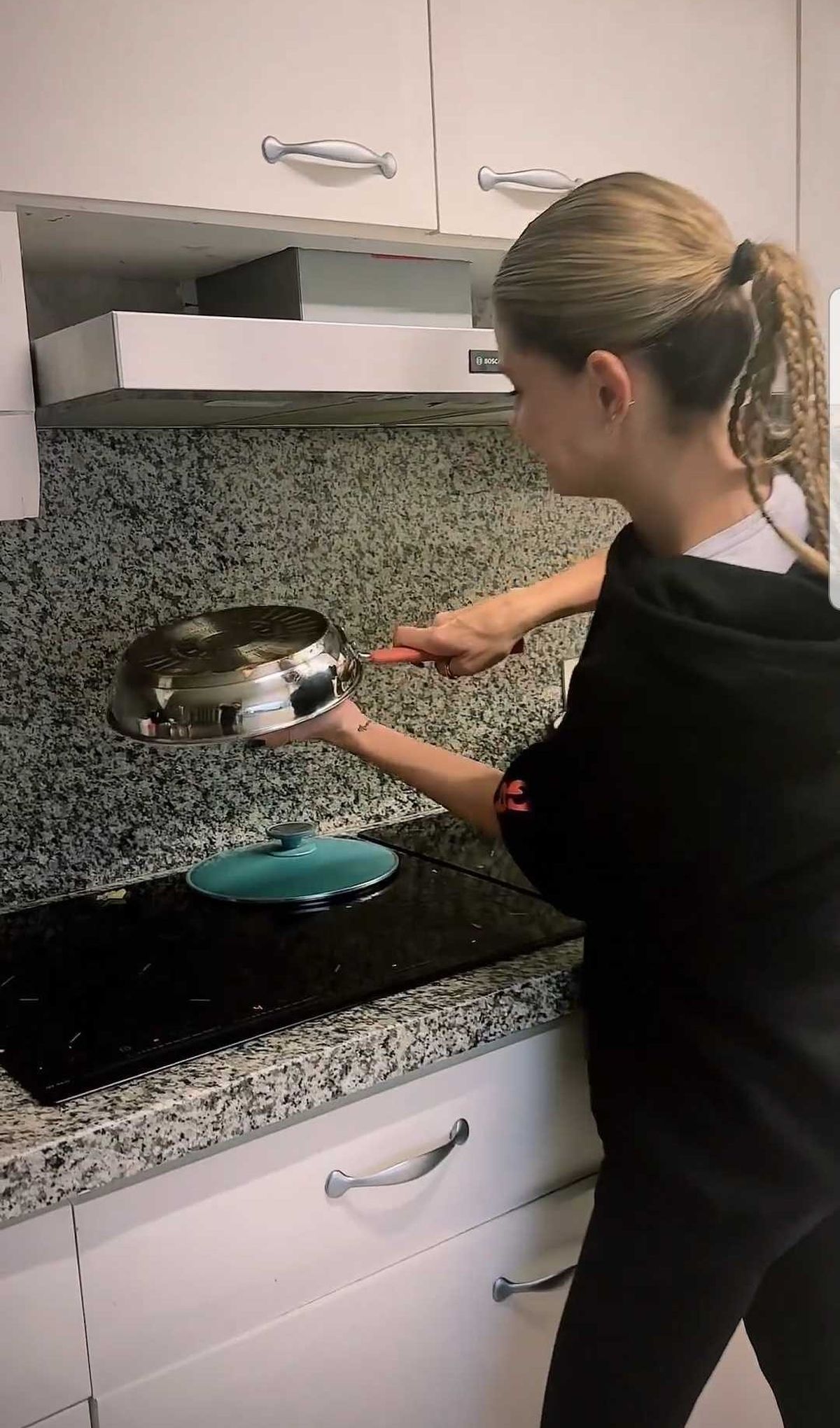 La China Suárez cocinando. La China Suárez cocinando.