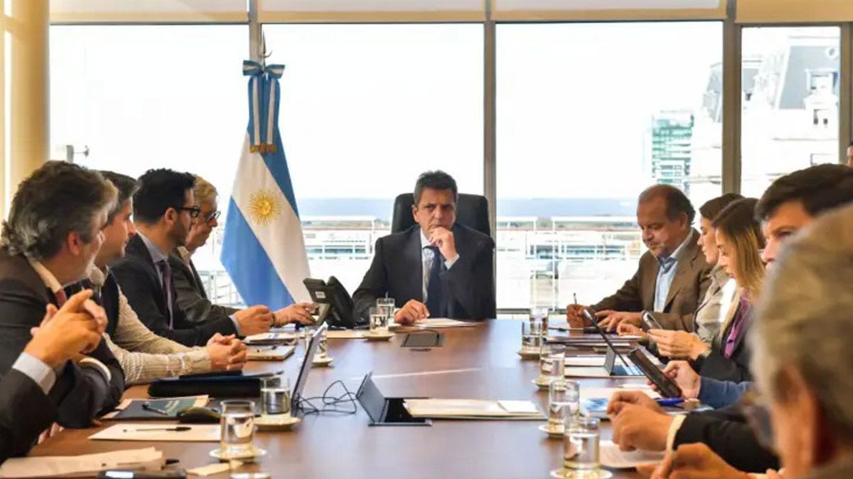 Las negociaciones con el Fondo Monetario Internacional (FMI) y cuestiones relacionadas con la gestión fueron los principales ejes de la nueva reunión de Gabinete Económico que este lunes por la mañana encabezó el ministro de Economía