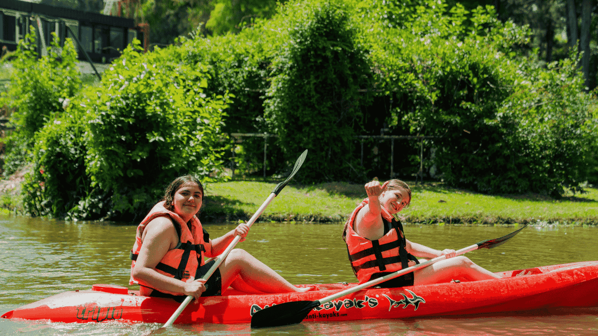 Dos egresadas en kayak en Tigre. Dos egresadas en kayak en Tigre.