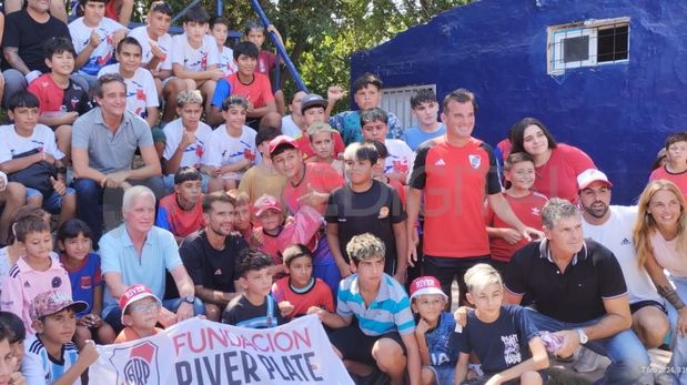 La fundación River Plate, con Leo Ponzio a la cabeza, entregó equipamientos para entrenar y diferentes regalos al club Los Piratitas de Santo Tomé