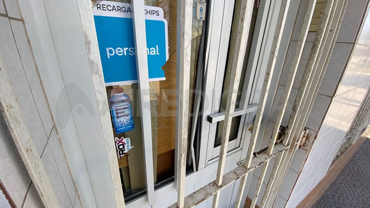Al vidrio de la puerta lo rompieron los vecinos para poder entrar a ayudar a Lita. Al vidrio de la puerta lo rompieron los vecinos para poder entrar a ayudar a Lita.