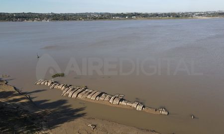 El bajo nivel del río deja ver cerca de la costa santafesina a la malla geotextil que proteje al túnel subfluvial. El bajo nivel del río deja ver cerca de la costa santafesina a la malla geotextil que proteje al túnel subfluvial.