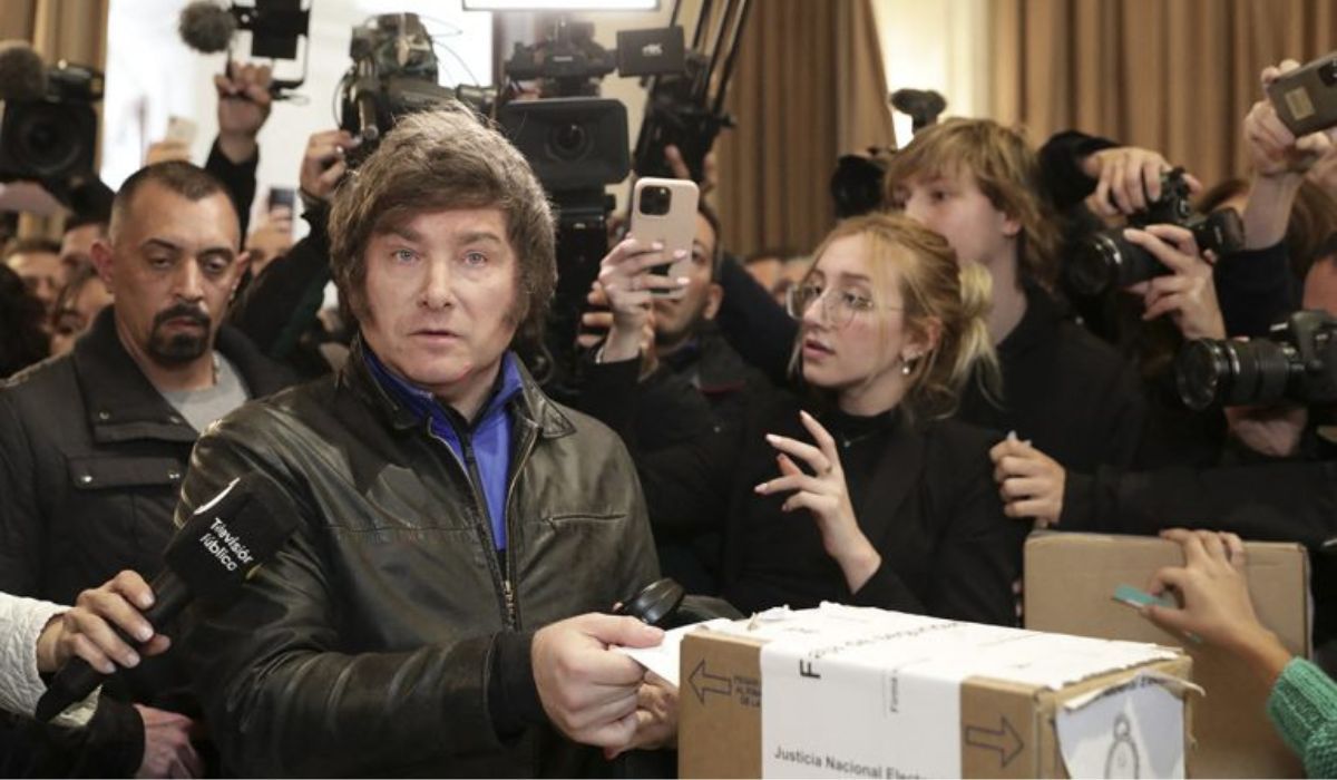 Javier Milei emitiendo su voto en las últimas elecciones.