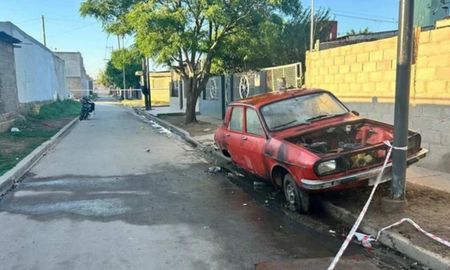 Asesinaron a una mujer tras incendiar su auto en Córdoba. Asesinaron a una mujer tras incendiar su auto en Córdoba.