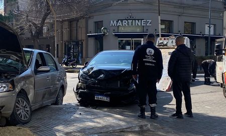 Un violento choque entre dos vehículos ocurrió esta madrugada en plena zona de Recoleta en la ciudad de Santa Fe. Un violento choque entre dos vehículos ocurrió esta madrugada en plena zona de Recoleta en la ciudad de Santa Fe.