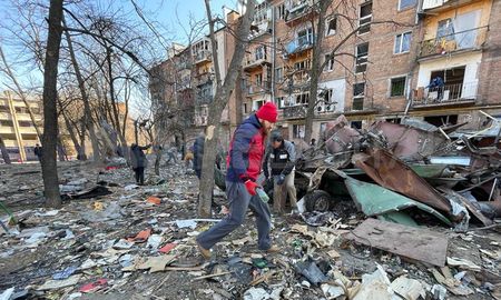 En este tipo de coberturas, lo más difícil es llegar a los lugares atacados y a las zonas de combate. Un misil ruso destrozó una plazoleta en un complejo de edificios de Kiev. En este tipo de coberturas, lo más difícil es llegar a los lugares atacados y a las zonas de combate. Un misil ruso destrozó una plazoleta en un complejo de edificios de Kiev.