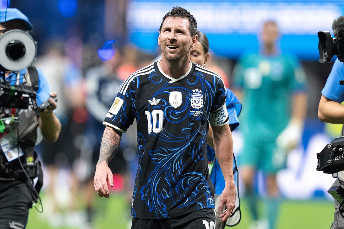 Messi le dedicó la victoria de Argentina ante Inglaterra a Diego Armando Maradona.