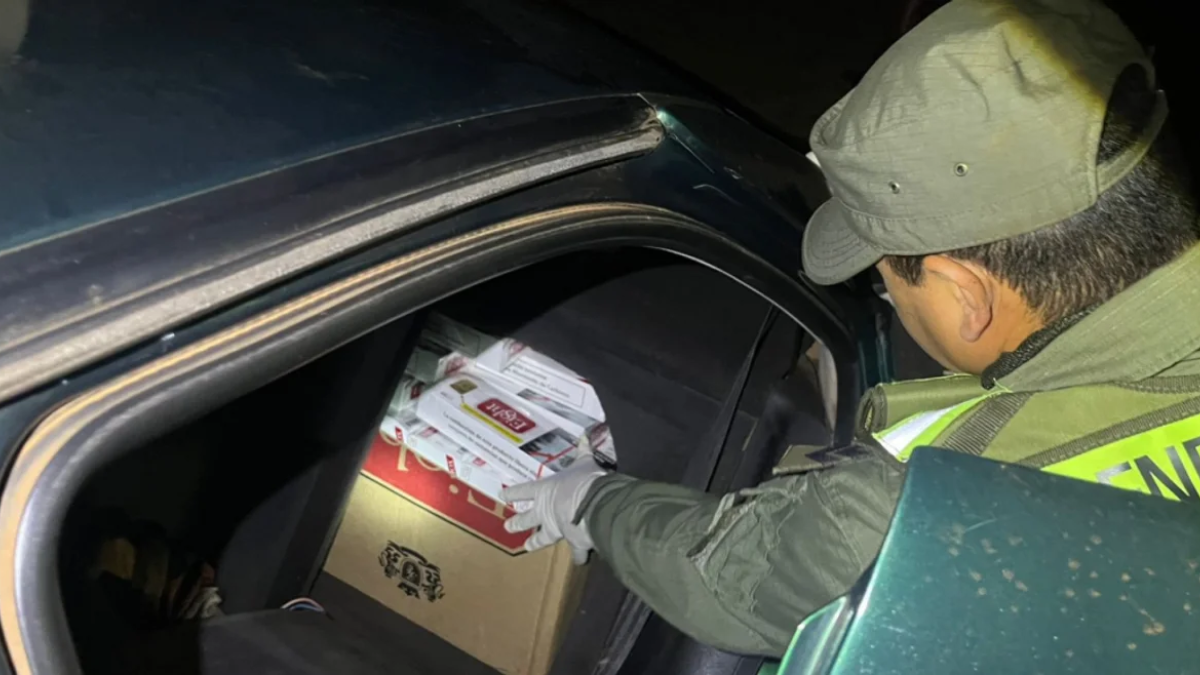 Los atados eran extranjeros y la pistola no contaba con la documentación respaldatoria.