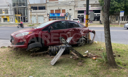 Tras el impacto, el auto quedó detrozado. Tras el impacto, el auto quedó detrozado.