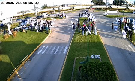 Afiliados de la UOM realizaron un banderazo en el ingreso al Parque Industrial de Santa Fe para reclamar la reapertura de las paritarias y denunciar el atraso salarial que, según el gremio, se arrastra desde marzo. Afiliados de la UOM realizaron un banderazo en el ingreso al Parque Industrial de Santa Fe para reclamar la reapertura de las paritarias y denunciar el atraso salarial que, según el gremio, se arrastra desde marzo.